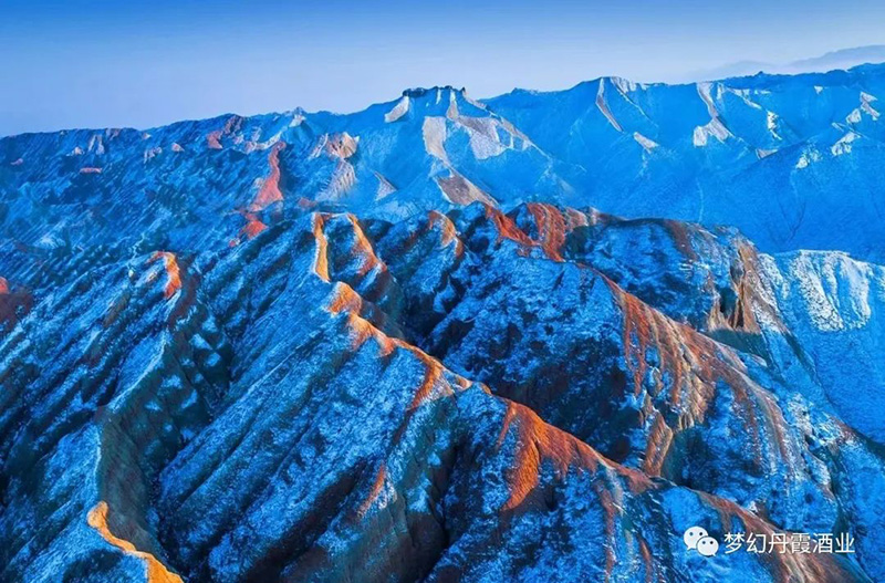 夢幻丹霞酒迎來了今冬的第一場雪向天地萬物問候冬安